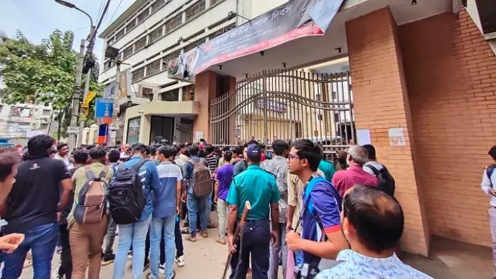 এইচএসসি পরীক্ষা পেছানোর দাবিতে শিক্ষাবোর্ডের সামনে বিক্ষোভ এইচএসসি_পরীক্ষা_পেছানোর_দাবিতে_শিক্ষাবোর্ডের_সামনে_বিক্ষোভ